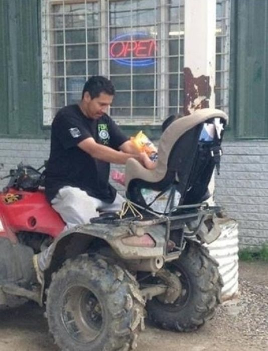 señor con niño en cuatrimoto