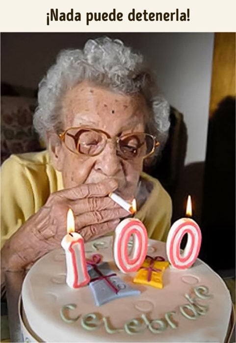 anciana prendiendo las velas de su cumpleaños con un cigarro