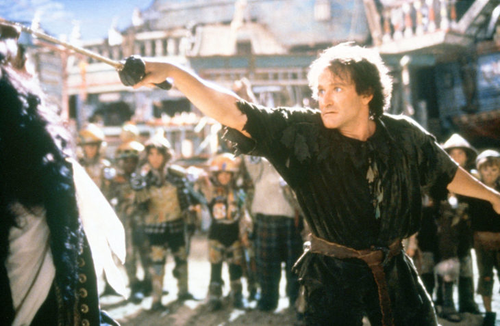 Robin Williams peleando con el capitan garfio en la película Hook