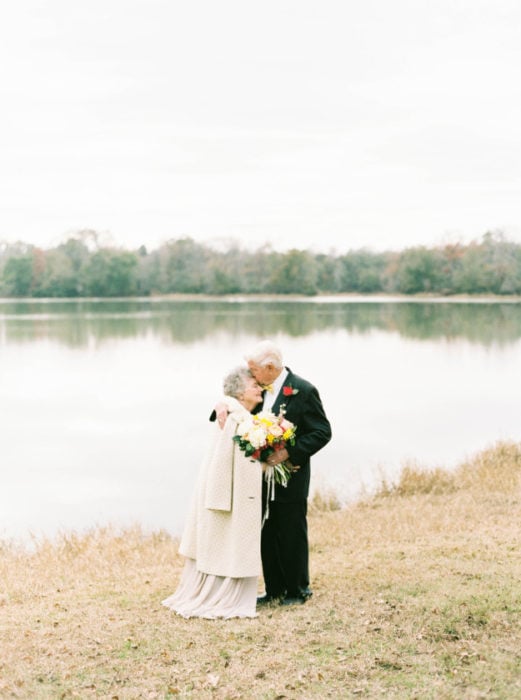 fotografía de pareja de ancianos junto a un lago