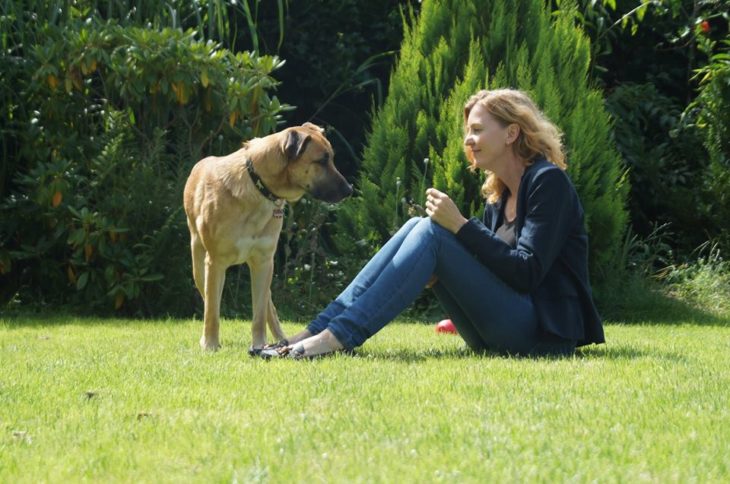 perro con su dueña