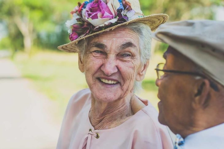 anciana mirando con una sonrisa a anciano