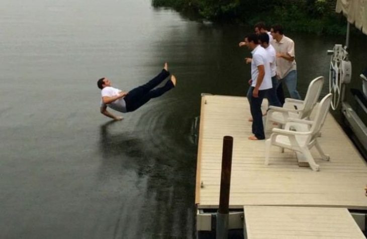 muchacho cae al agua