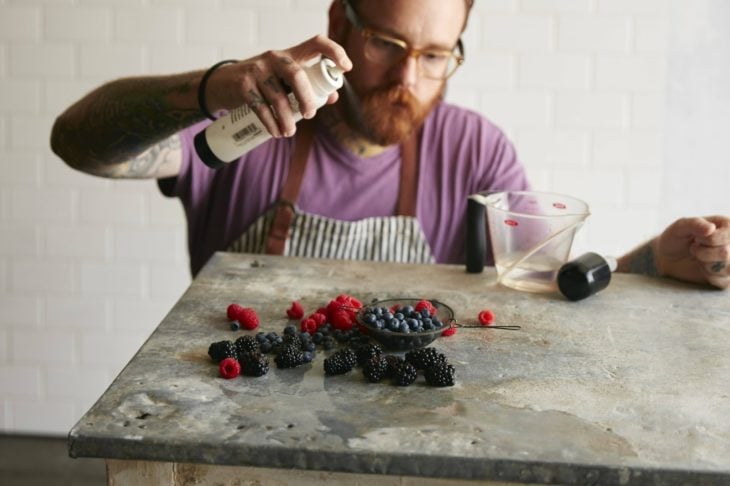 hombre rociando berries