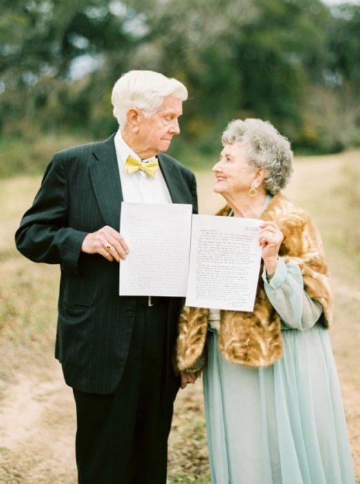 dos ancianos enamorados sosteniendo cartas