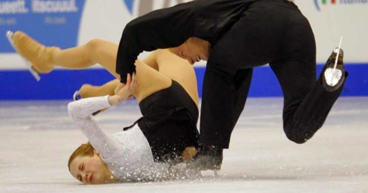 patinadores de hielo caen