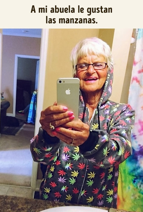 anciana tomándose una selfie