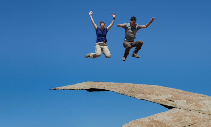 chicos brincando sobre la roca potato chip rock