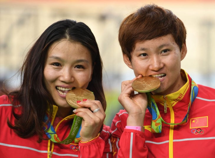 atletas asiáticos con medallas de oro