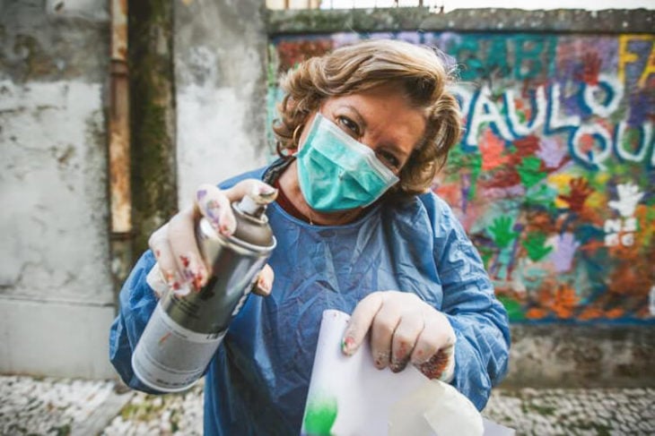 anciana con un aerosol en la mano