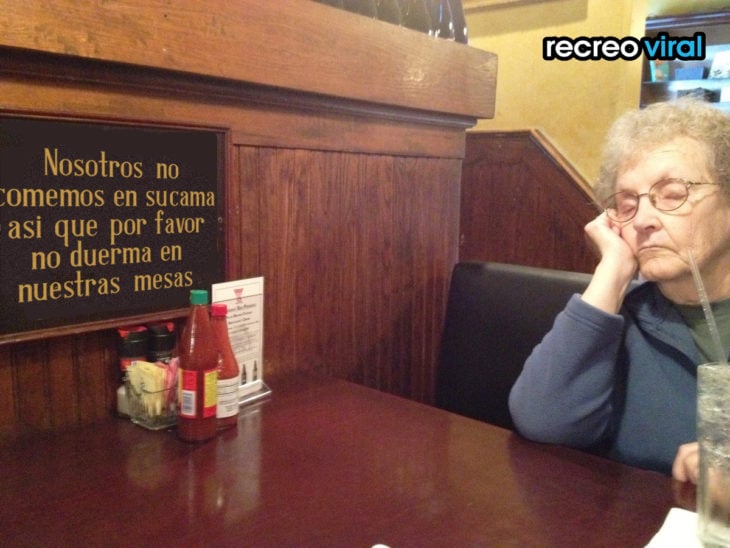 abuelita dormida en una mesa