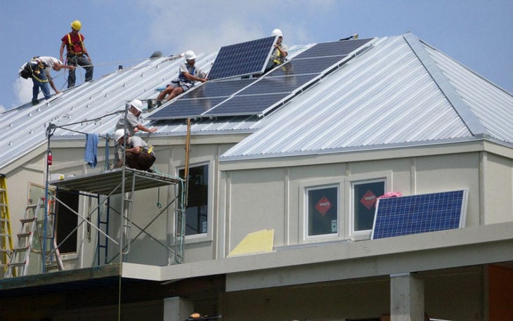 casa con paneles solares