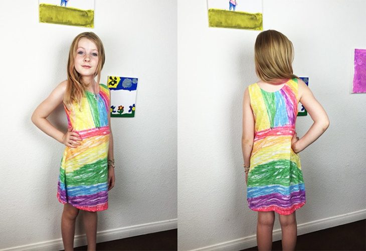 niña modelando un vestido que dibujó