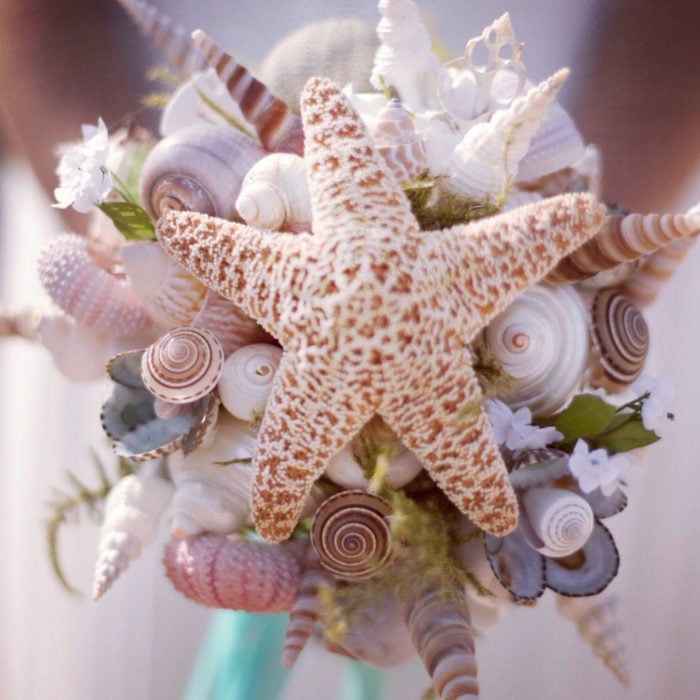 ramo de novia con conchas y estrellas de mar