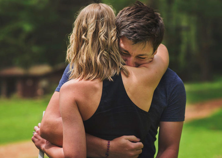 Hombre abraza a su esposa mientras llora