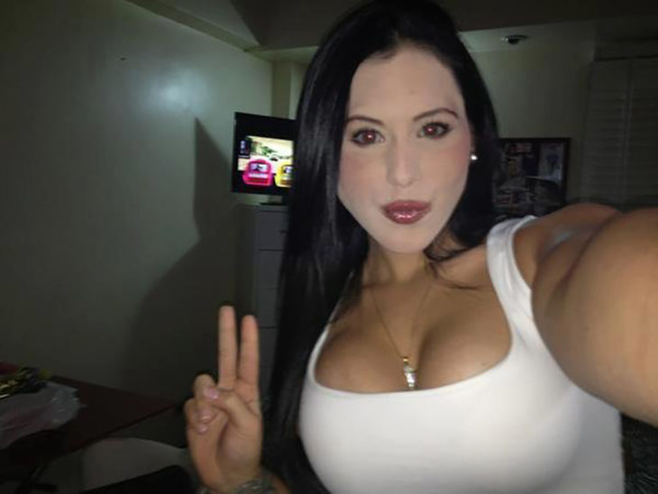 mujer de busto grande con la cara maquillada blanca