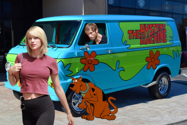 con la camioneta de scooby dooh