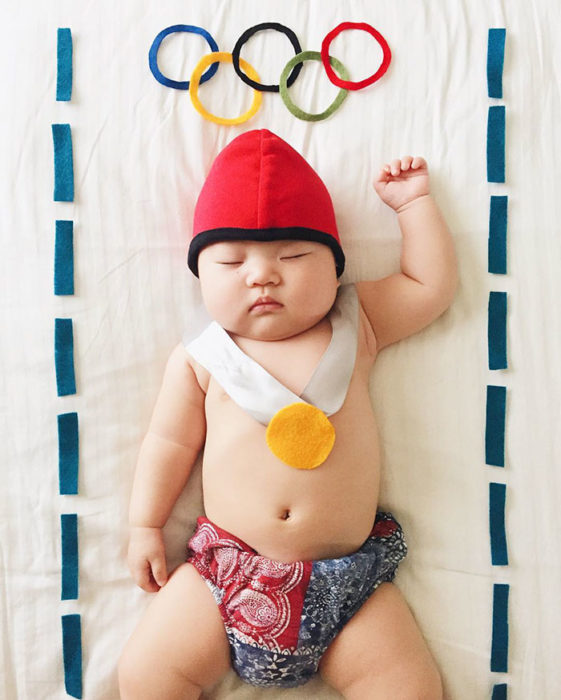 bebé disfrazada de nadador olímpico