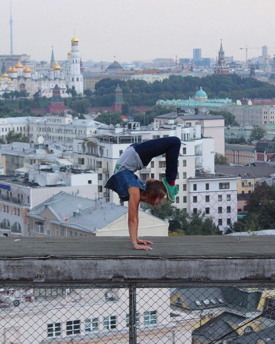 haciendo acrobacias en un gran edificio