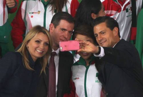 TOMÁNDOSE UNA SELFIE CON UNA SELECCIONADA NACIONAL MEXICANA