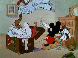 Mickey Mouse sacando toda la ropa