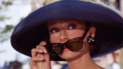 Audrey Hepburn poniendose los lentes