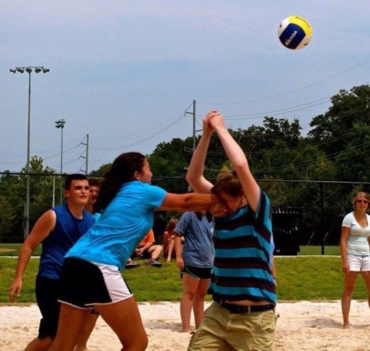 Mujer le da puñetazo a un hombre mientras juegan voleibol