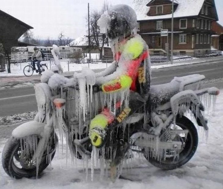 Motociclista congelado