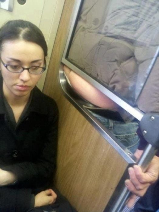 Una mujer sentada en el transporte público con el trasero de un hombre en su cara