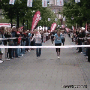 Mujeres corriendo una carrera y se ca justo antes de la meta