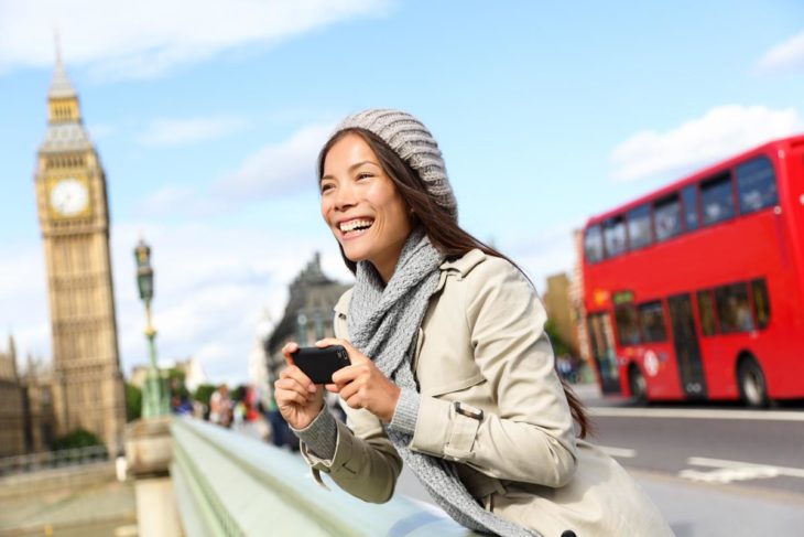 Estudiar en Gran Bretaña. Chica sonriendo y en el fondo se ve el big ben