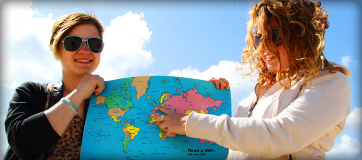 Estudiar en Holanda. Dos chicas sosteniendo un mapa y señalando a Holanda