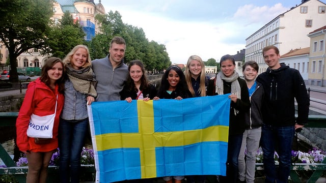 Estudiar en Suecia, estudiantes sosteniendo la bandera de Suecia