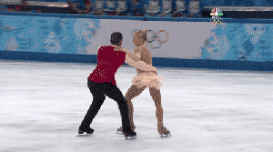 Gif de pareja de patinaje que el hombre avienta a la mujer y ella cae