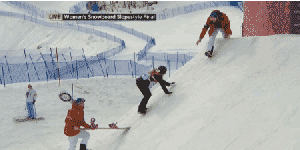 Gif de competidor de snowboard que no puede subir porque se resbala en el hielo