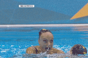 Gif de chica saliendo del agua en los juegos olímpicos con cara de locura