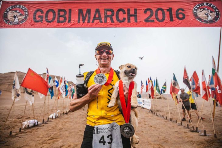 Maratonista carga a cachorrita al llegar a la meta los dos presumen sus medallas