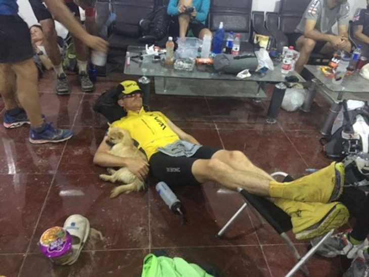 Maratonista dormido mientras abraza a a cachorrita