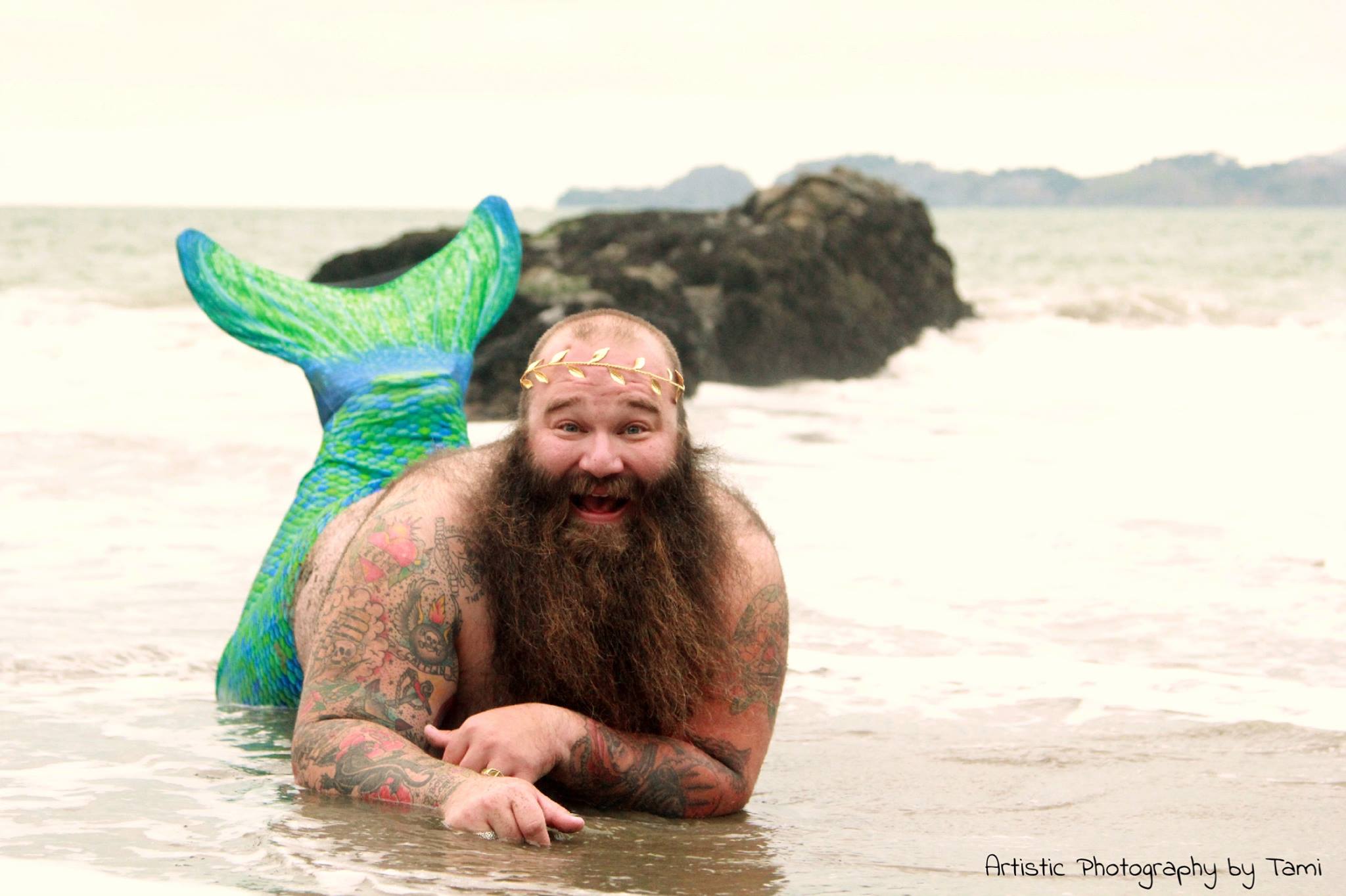 Hombre parodia en fotos escenas de Guardianes de la BahÃ­a