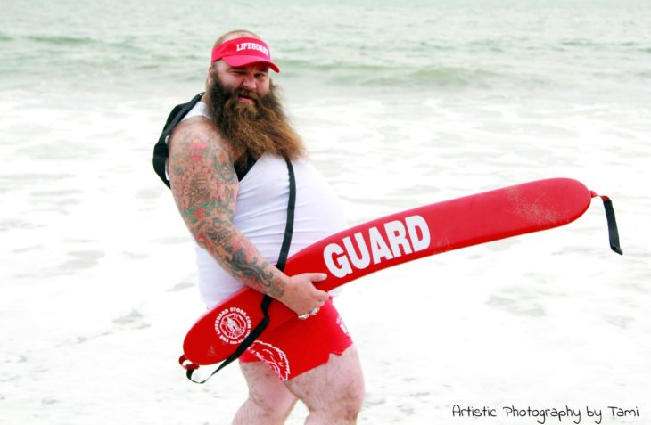 mostrando su gran barba en guardianes de la bahía