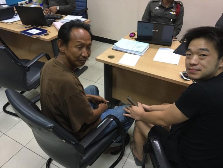Waralop y Niity Pongkriangyos en la estación de policías de Tailandia