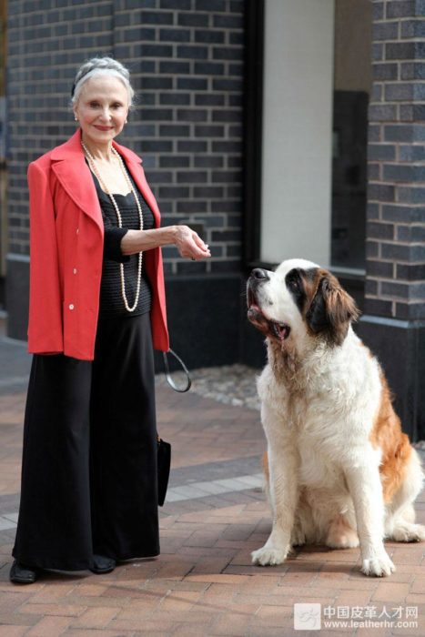 joyce junto a su gran perro