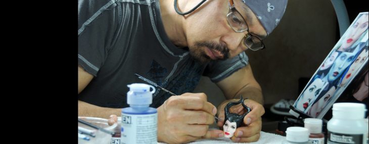 Muñecos realistas. Noel Cruz haciendo el rostro de la muñeca de Maléfica