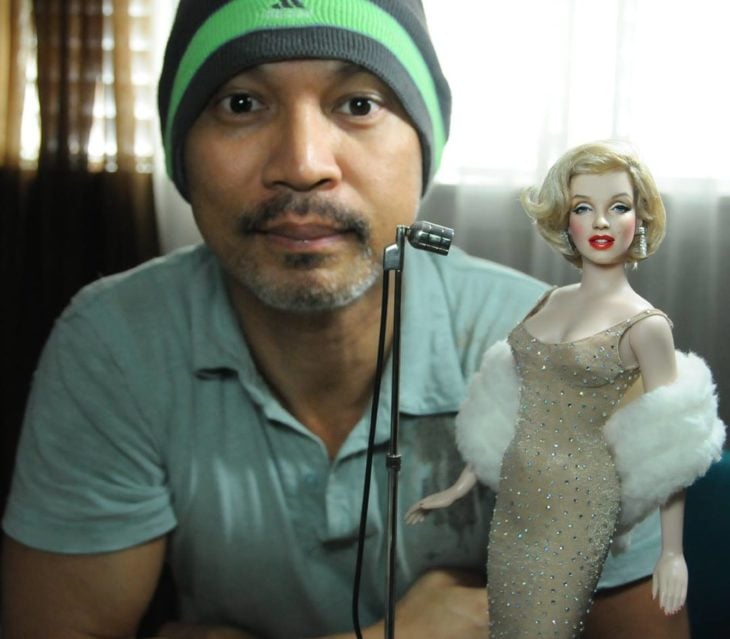 Muñecos realistas. Noel Cruz con la muñeca de Marylin Monroe