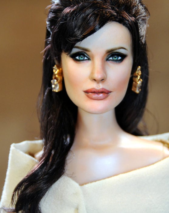 Muñecos realistas. Angelina Jolie en El Turista, muñeca pintada por Noel Cruz