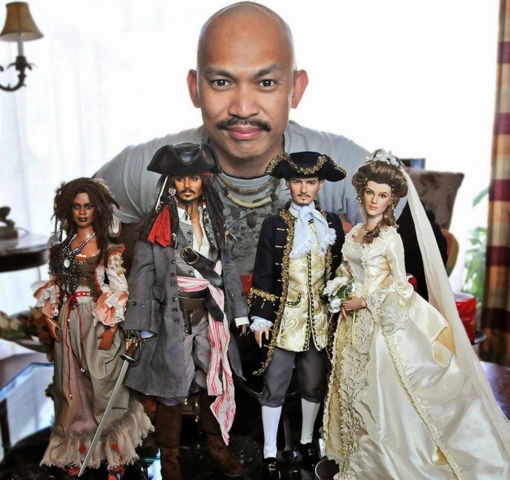 Muñecos realistas. Noel Cruz con los muñecos de la película de Piratas del Caribe