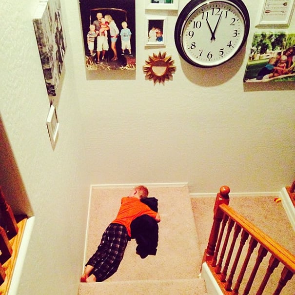 Niño dormido en las escaleras con su perro