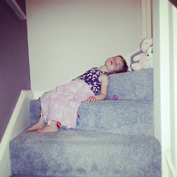 Niña dormida en la escalera