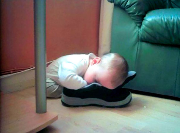 Niño drmido sobre un zapato