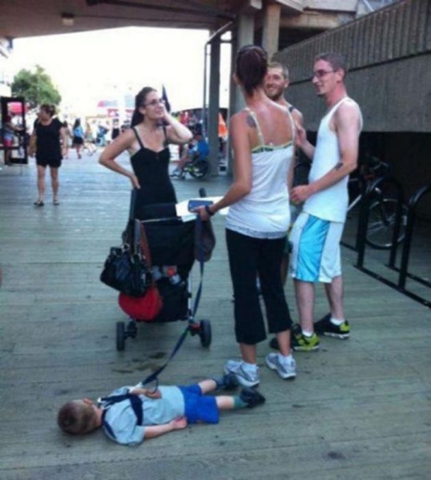 Niño dormido en la calle mientras su mama platica